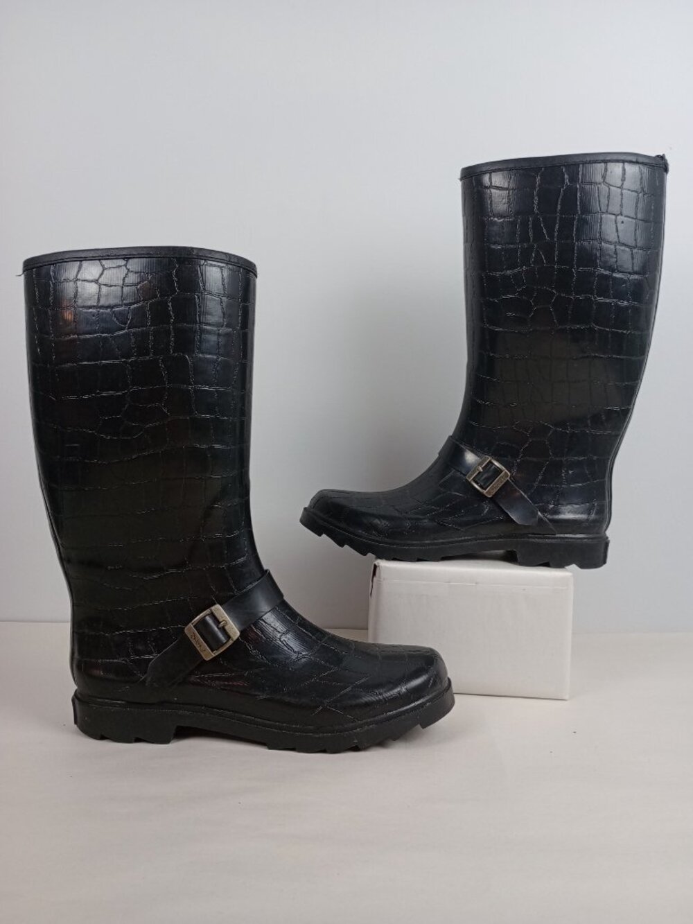 Dirty Laundry Womens 8M Black Faux Alligator Skin Red Liner Rubber Boots